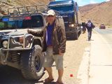 Riton mit einem Dakar Rally Fahrzeug auf dem Weg zum Jama Pa