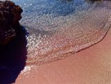  Sandstrand ist durch winzige Muschelteilchen rosa gefärbt